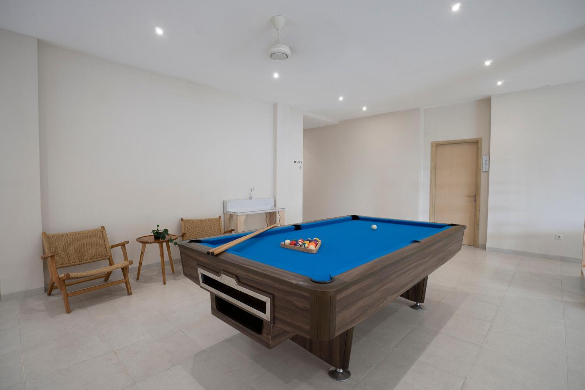 Bali Bustle Sunset Coliving And Coworking Space 레기안 외부 사진