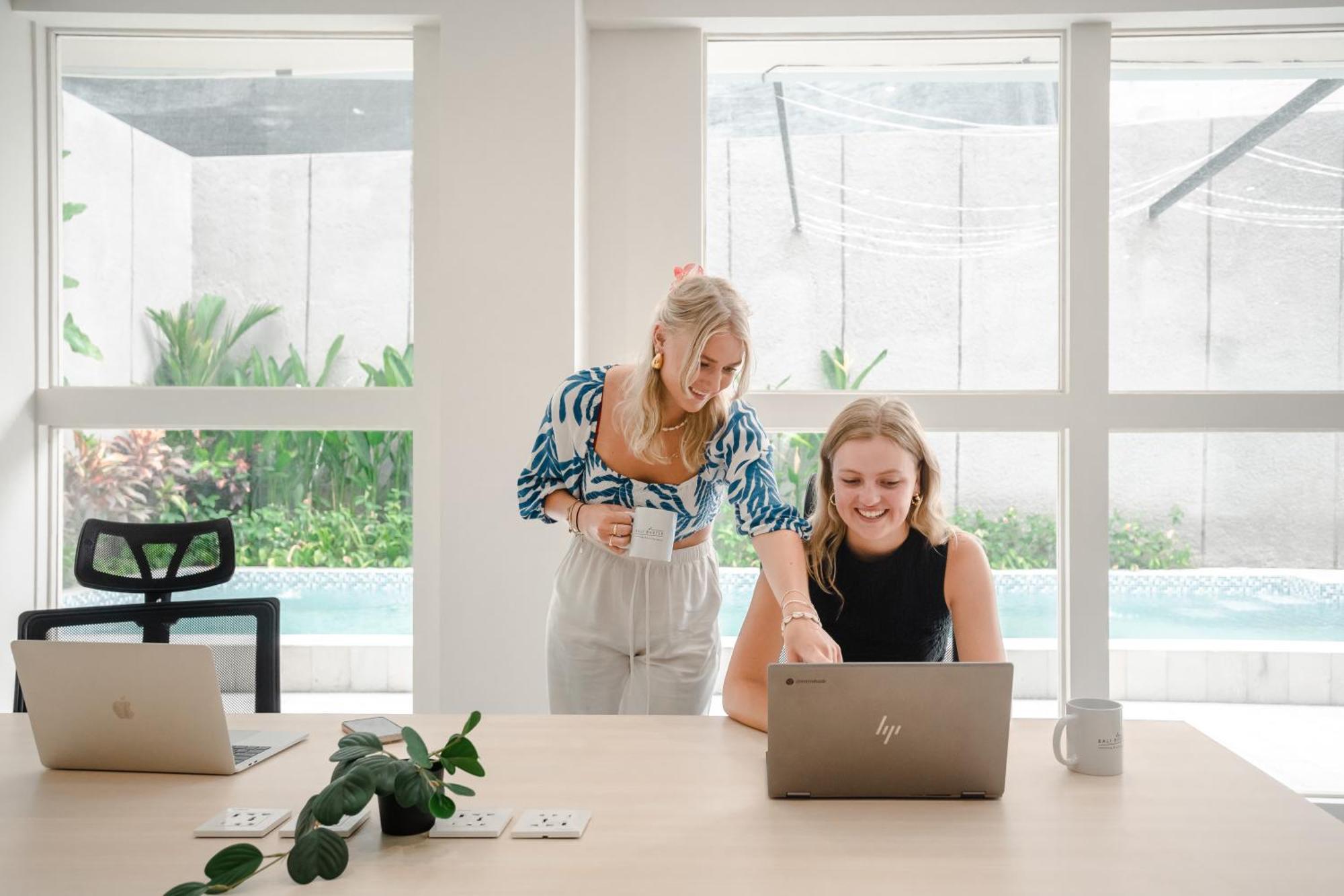 Bali Bustle Sunset Coliving And Coworking Space 레기안 외부 사진